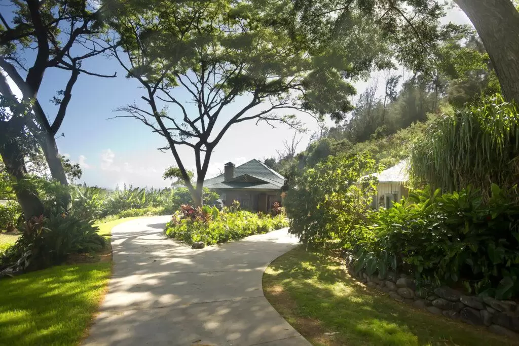 Iao valley inn driveway to the inn