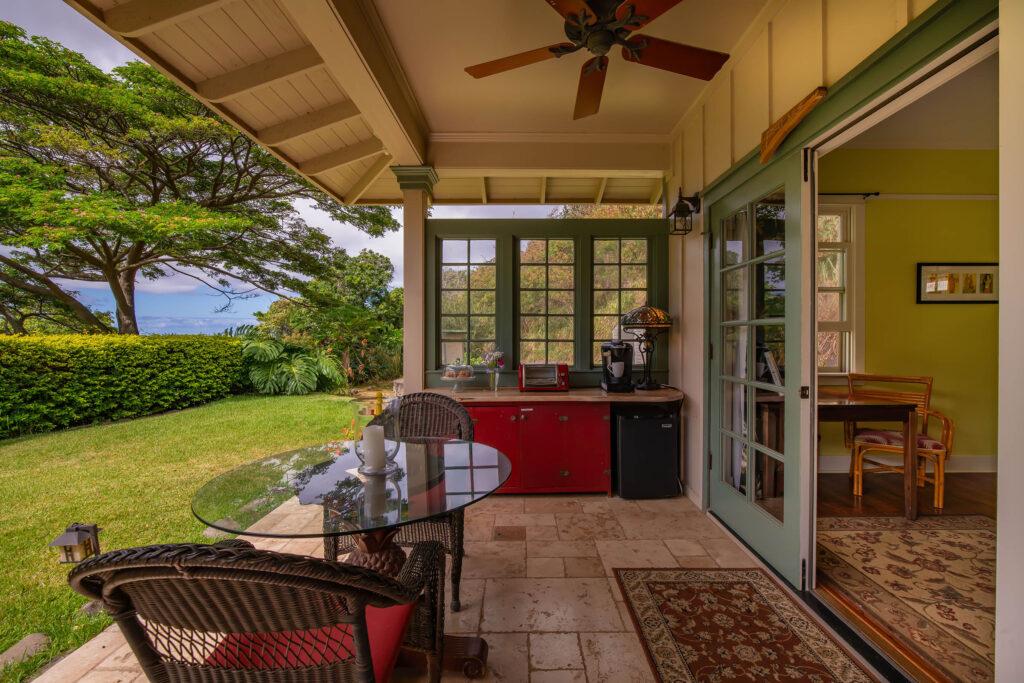 Palms room rental breakfast nook